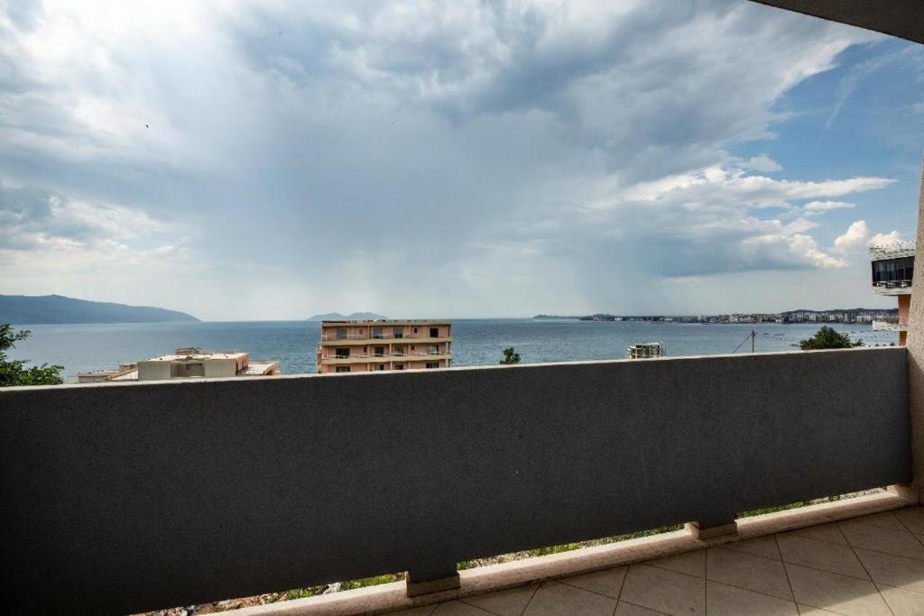 Sea View Apartment Vlorë Buitenkant foto