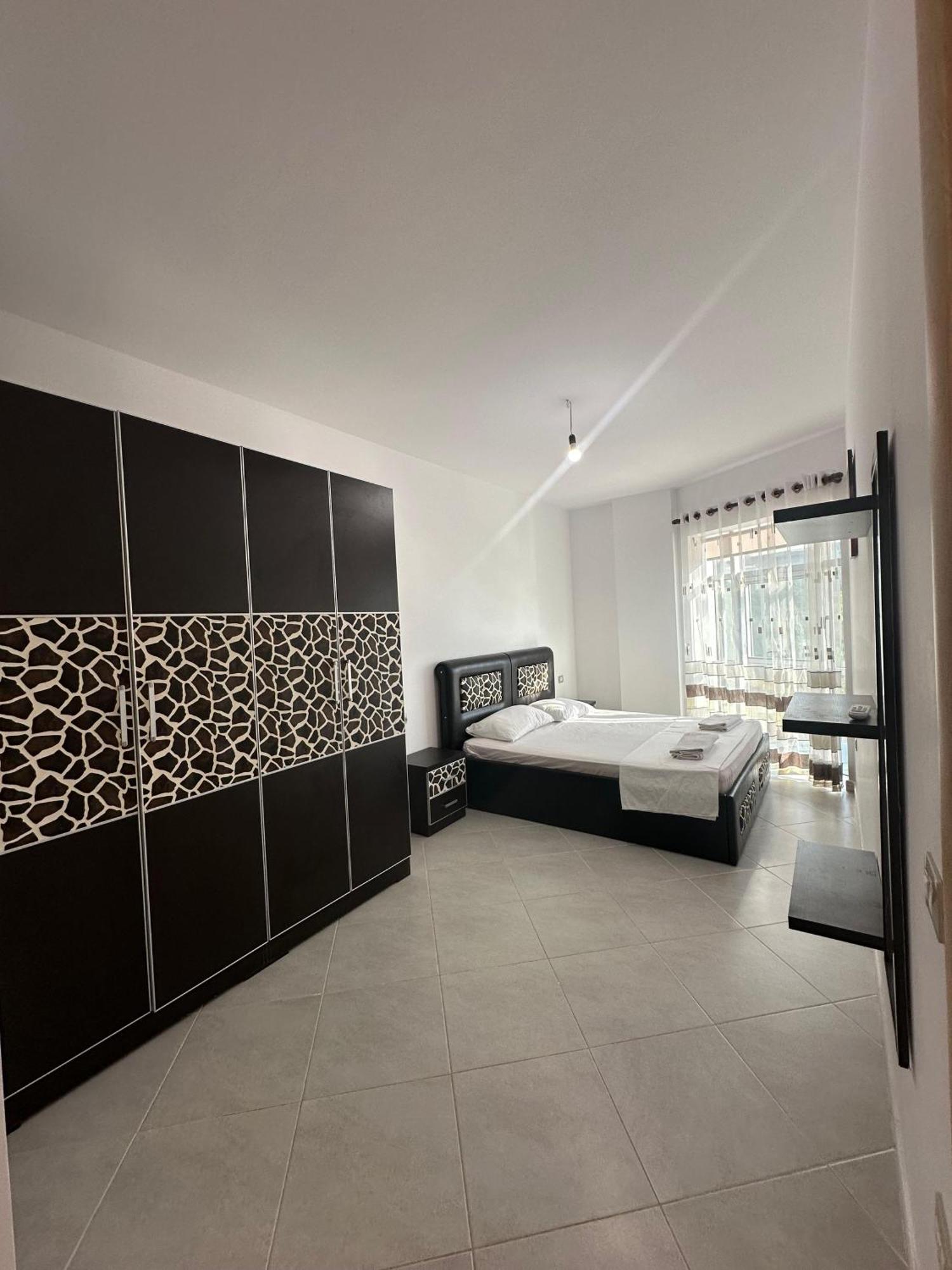 Sea View Apartment Vlorë Buitenkant foto