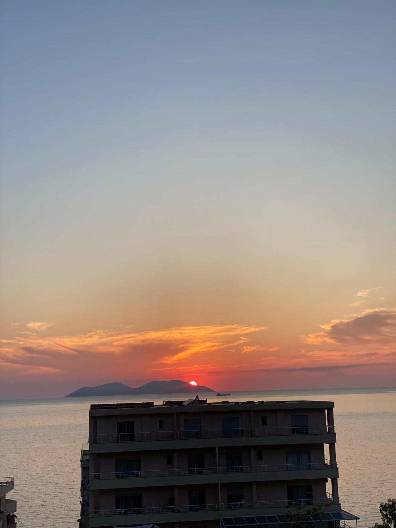 Sea View Apartment Vlorë Buitenkant foto